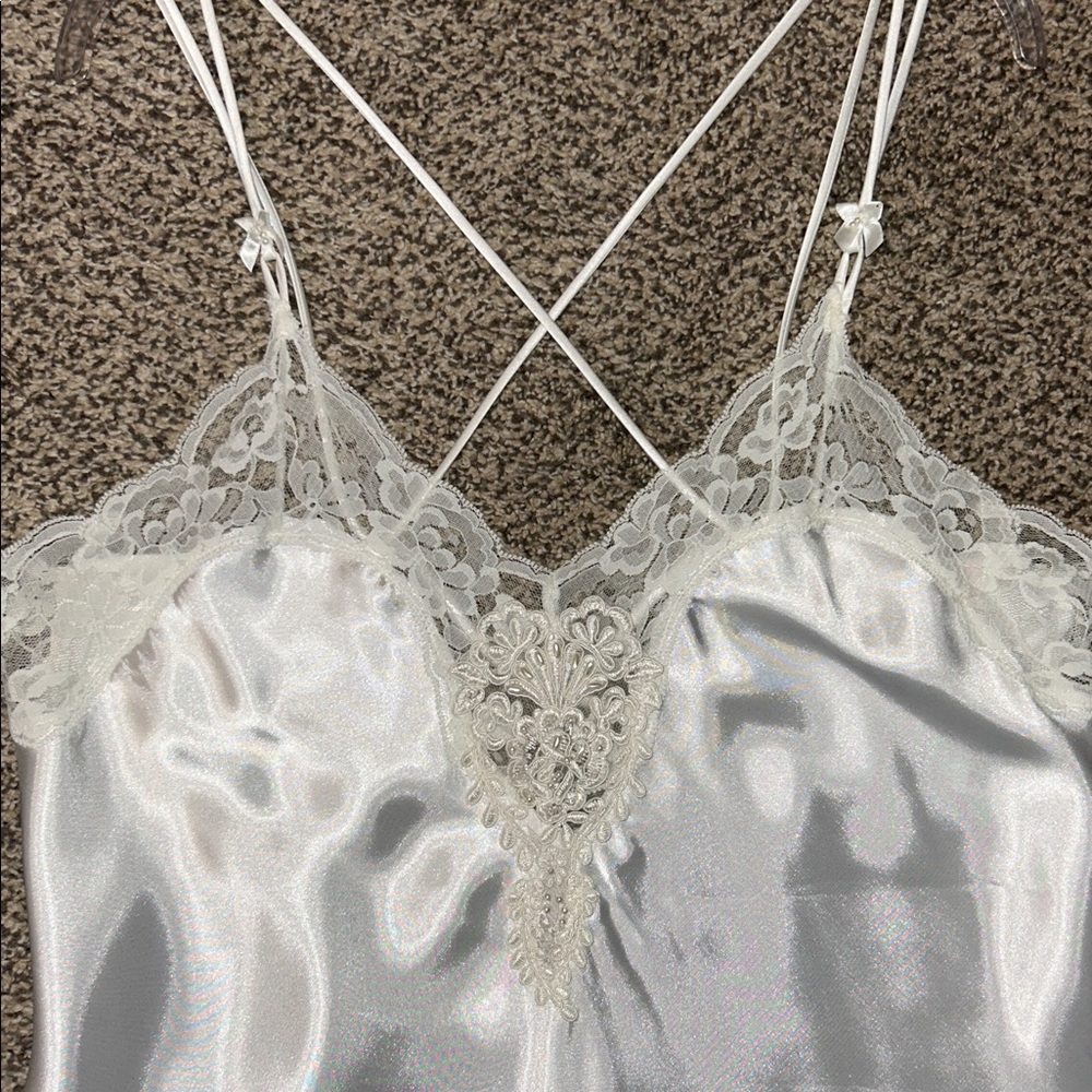 Elegant White Lace Women's Bridal Nightgown & Robe Set - Picture 4 of 10